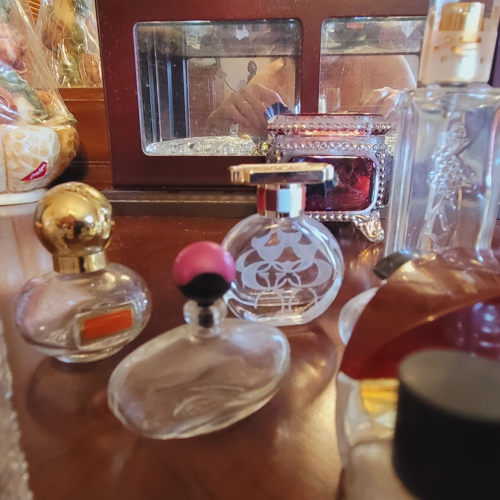 Elegant Mini Perfume Bottle Collection - Picture 5 of 7